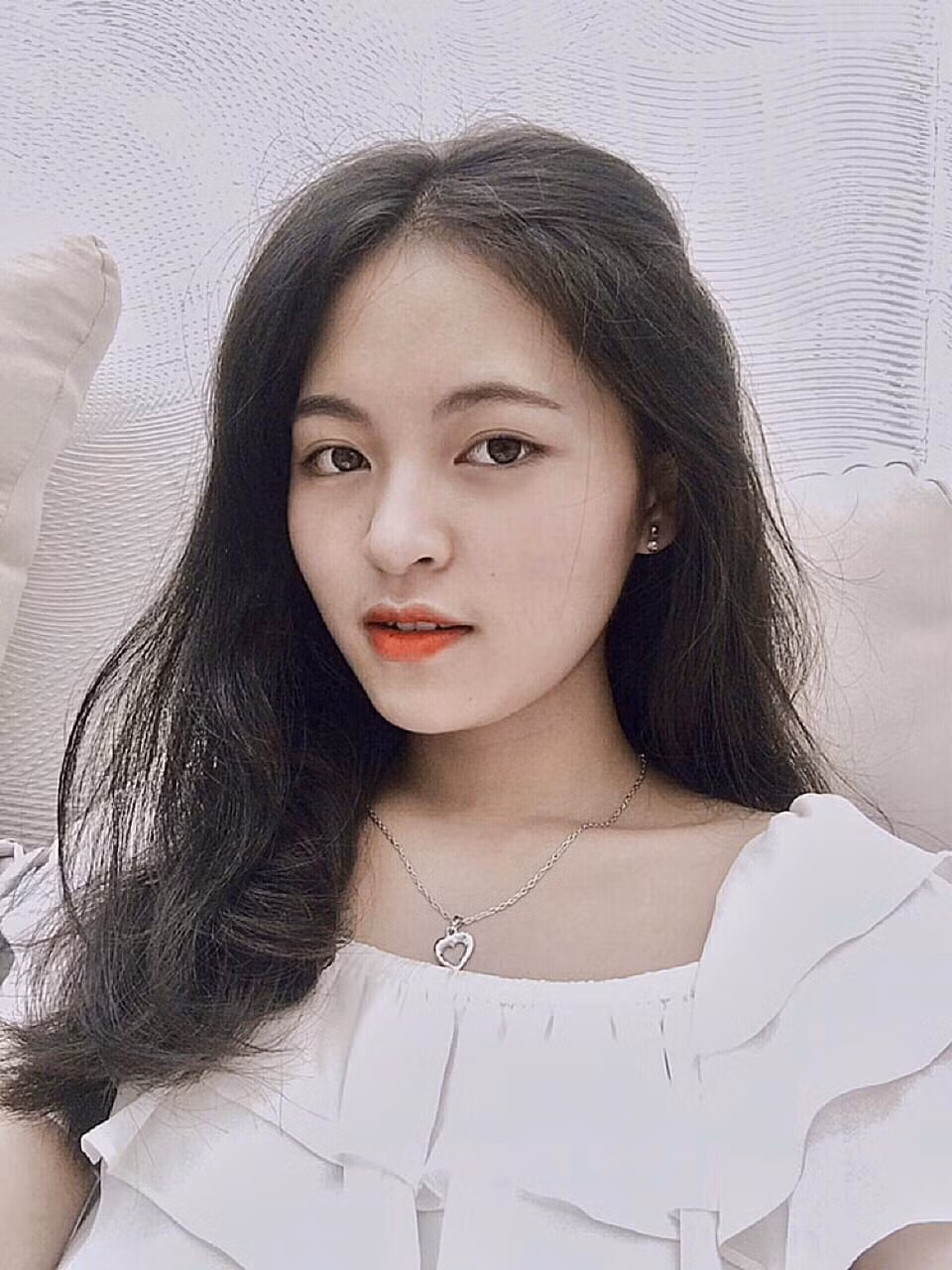 Huệ theo đuổi phong cách thời trang nữ tính, nhẹ nhàng.