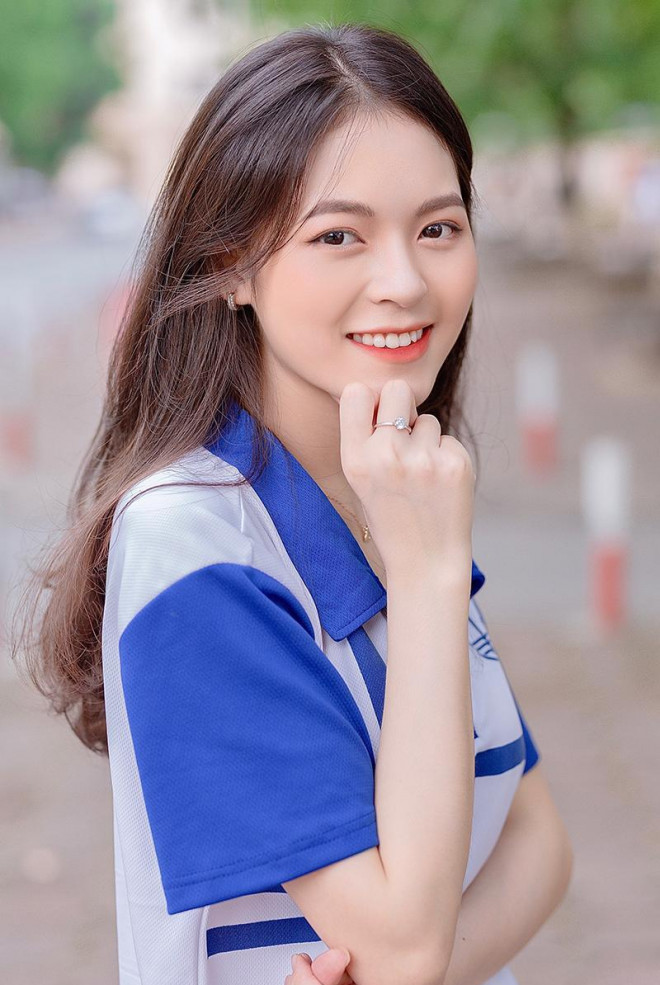 Cô nàng cũng có nụ cười sáng, làn da trắng cuốn hút.