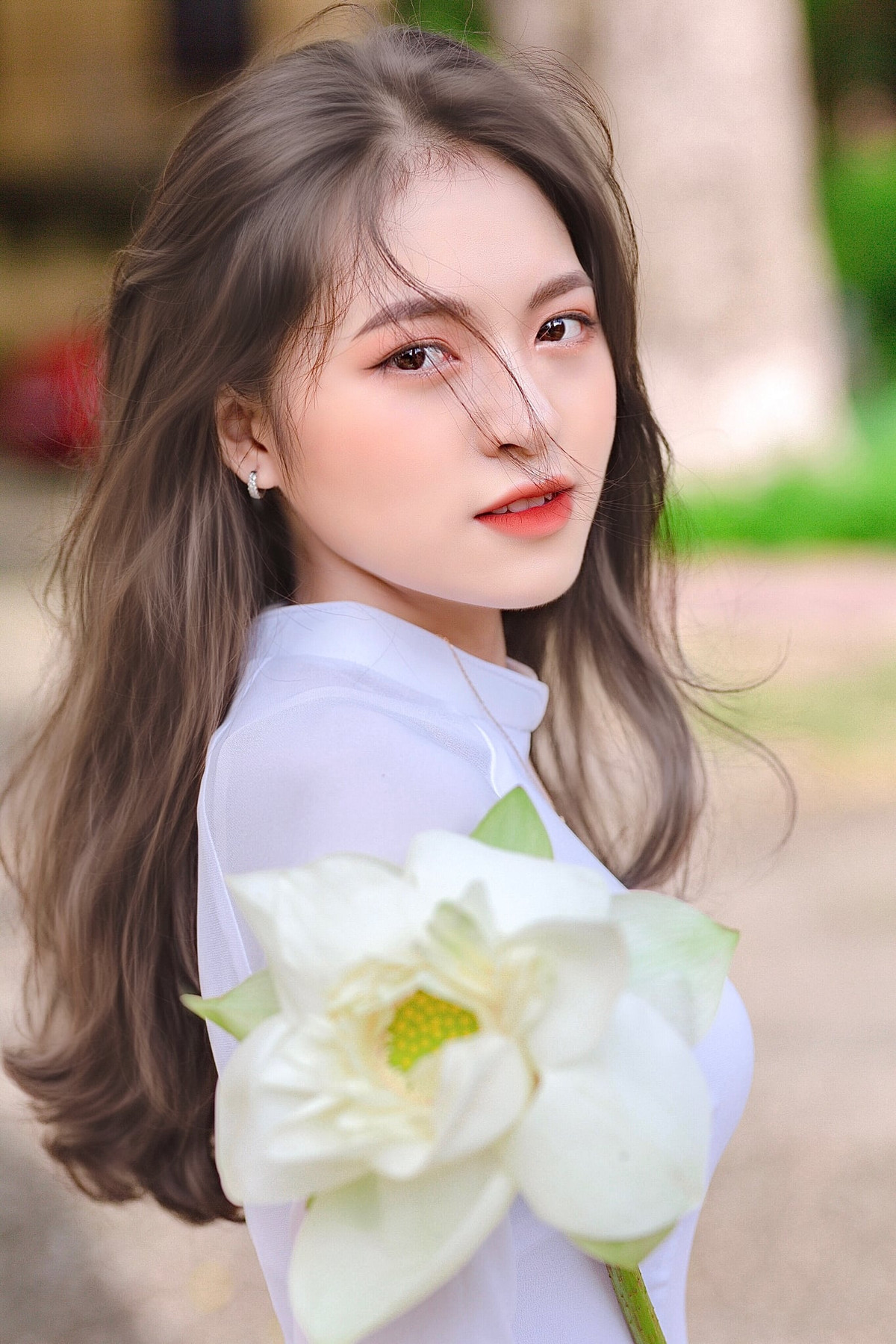 Được biết, Trần Thị Huệ là sinh viên năm hai, chuyên ngành Y khoa. Những hình ảnh diện áo dài trắng tinh khôi của nữ sinh 2K đã khiến bao người ngẩn ngơ.