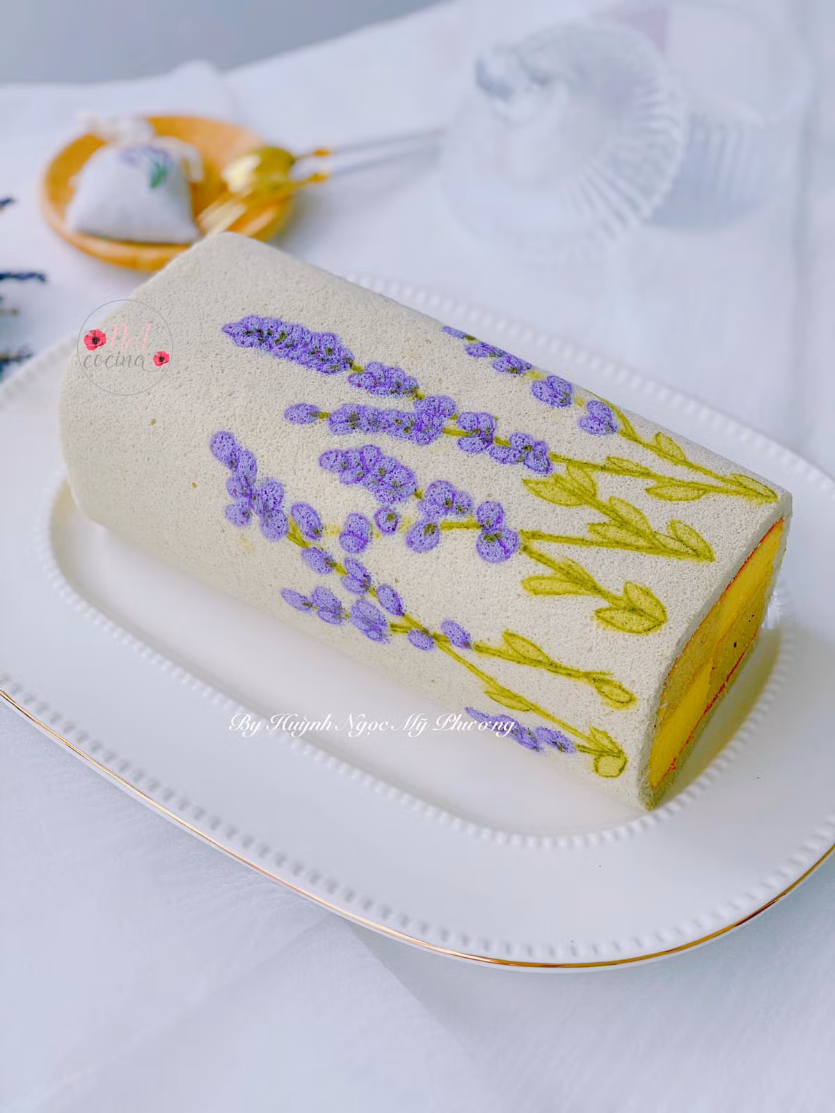 Ngắm chiếc bánh bông lan vẽ hình hoa còn giúp mọi người tràn đầy năng lượng tích cực trong mùa dịch bệnh này.