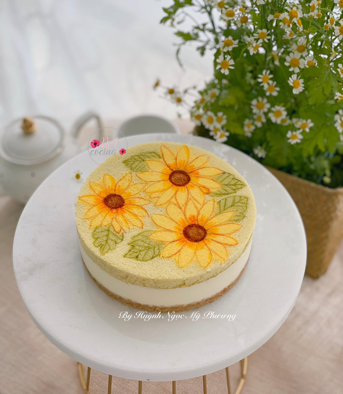 Chỉ với những họa tiết hoa văn đơn giản nhưng được vẽ trên nền bánh bông lan gái đảm Sài Gòn này đã khiến nhiều người thán phục vì sự khéo tay, sáng tạo.