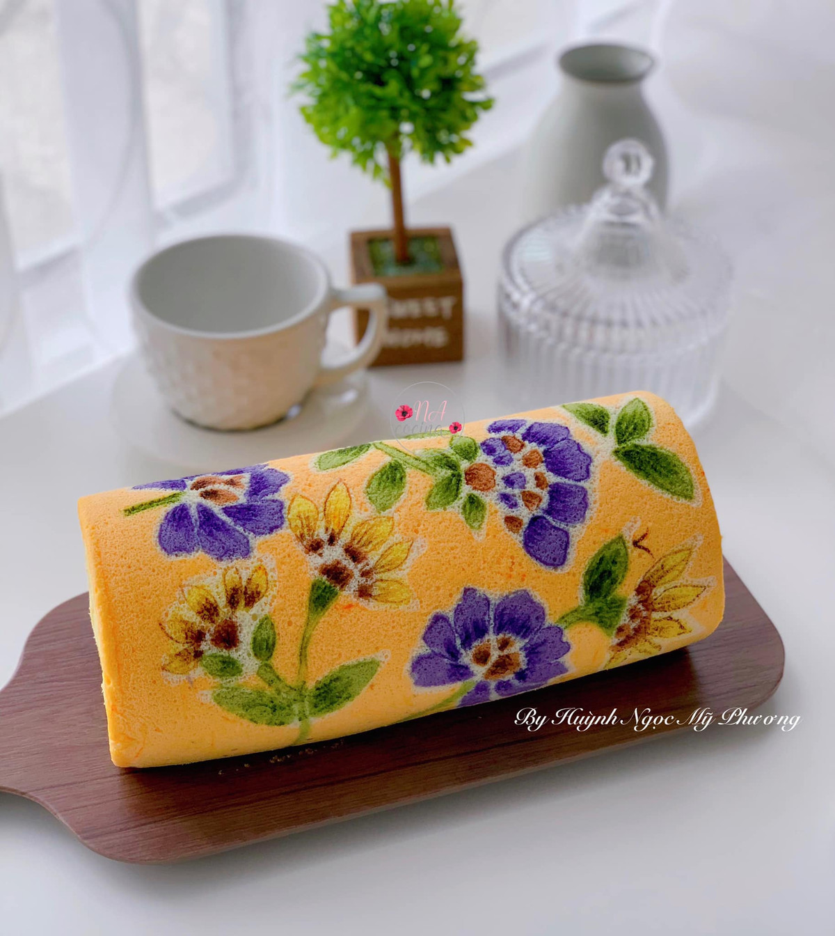 Ngắm nhìn chiếc bánh bông lan được trang trí hoa lá vô cùng tuyệt đẹp này, có không ít netizen cho biết họ không nỡ ăn hay cắt nó ra thành miếng. Ảnh: Huỳnh Ngọc Mỹ Phương