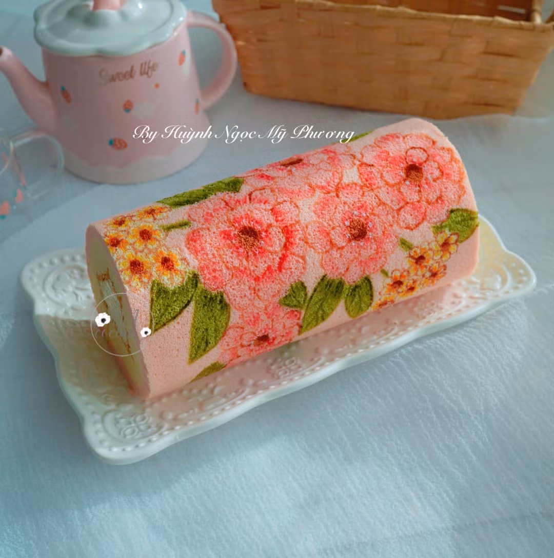 Không giống như cách làm bánh bông lan thông thường, chị Phương đã trổ tài hội hoạ của mình lên mặt bánh để trông đẹp mắt hơn, xinh xắn hơn.