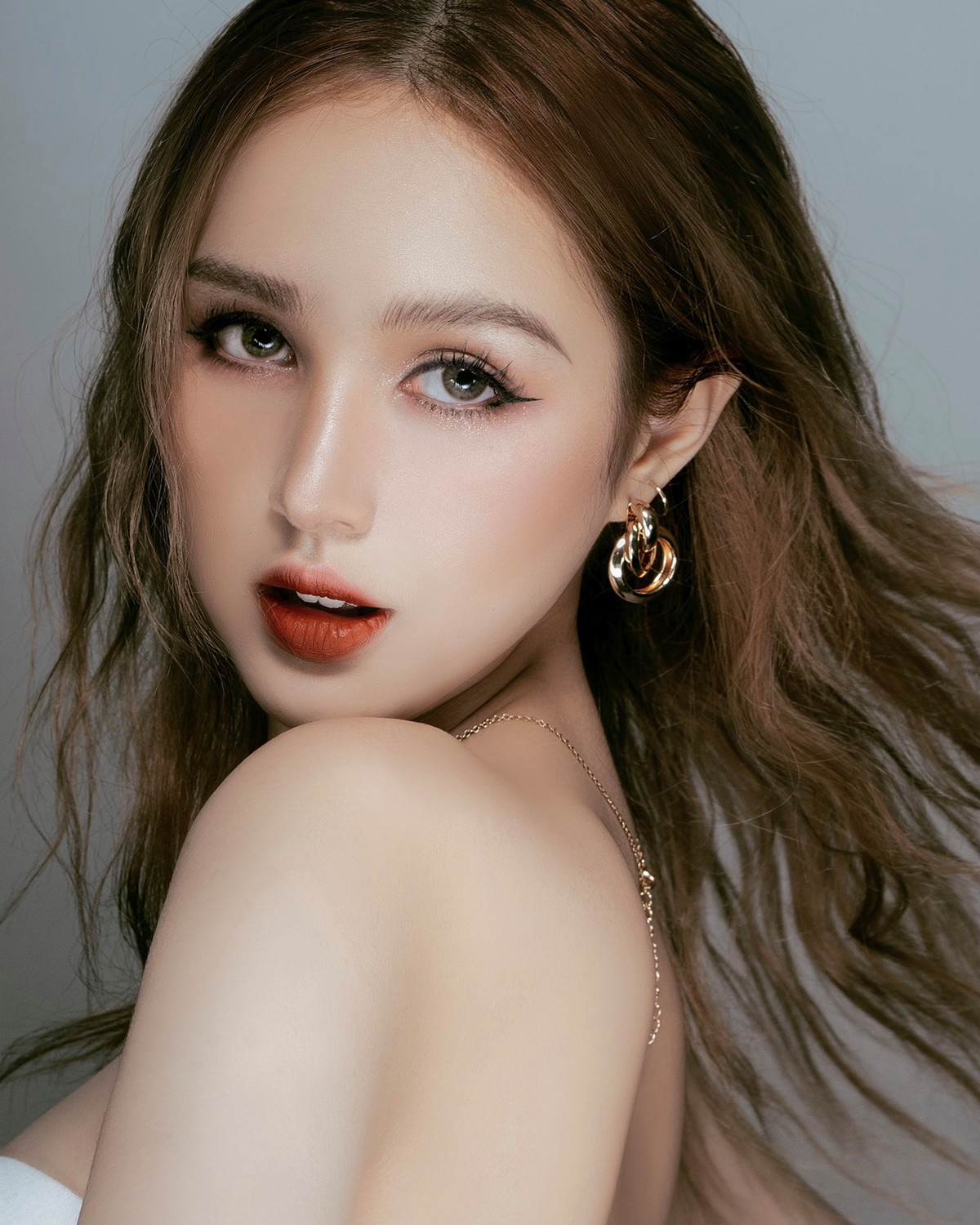 Cụ thể, Xoài Non chia sẻ: "Xàm ghê, chẳng hiểu sao mấy bác vẫn khăng khăng đây là tôi. Nghĩ sao mà tôi đi làm mấy chuyện tào lao này để PR bẩn cho bản thân? Bác nào có bằng chứng đưa lên hết đó là tôi thì nói gì tôi cũng nghe nhá. Cây ngay không sợ chết đứng".