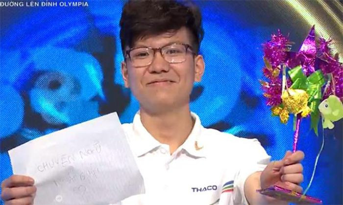 Cụ thể, Nguyễn Việt Thái từng nhận nhiều ý kiến trái chiều khi có thái độ ăn mừng quá lố trên sóng truyền hình, cười đểu đối thủ, tự nhận quen người trong ban ra đề, dùng từ ngữ tục tĩu nói về bạn gái cũ, khoe khoang được "yêu" bạn gái dù đang tuổi vị thành niên.