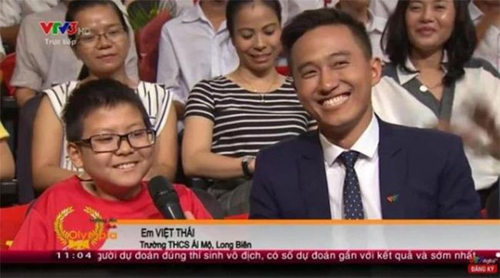 Sau khi được chú ý khắp cõi mạng, netizen không khỏi bất ngờ khi Việt Thái chính là fan trung thành của chương trình Đường Lên Đỉnh Olympia. Nam sinh từng là chủ nhân của trò chơi "Olympia trên giấy" dành cho học sinh tiểu học, được phỏng vấn trên VTV3 năm lớp 6.
