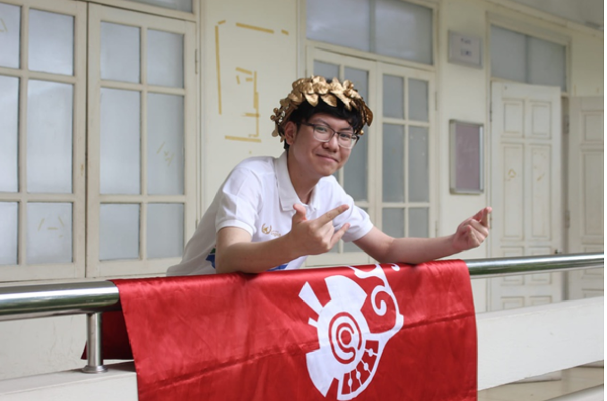 Những hành động của Việt Thái đã nhận về không ít bình luận tiêu cực, nhiều cư dân mạng đã "ném đá" và cho rằng hành động của nam sinh Hà Nội quá tự tin thái quá, không biết kiềm chế cảm xúc.