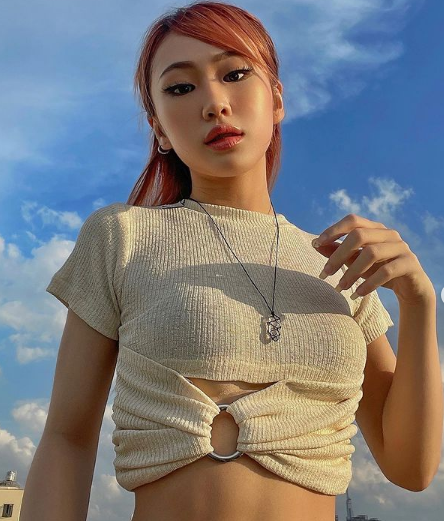 Ở ngoài đời, hot girl 2K toát lên vẻ gợi cảm và cũng rất "ngầu". Được biết, các thiết kế của nhãn hàng được chính Bảo Hân làm người mẫu.