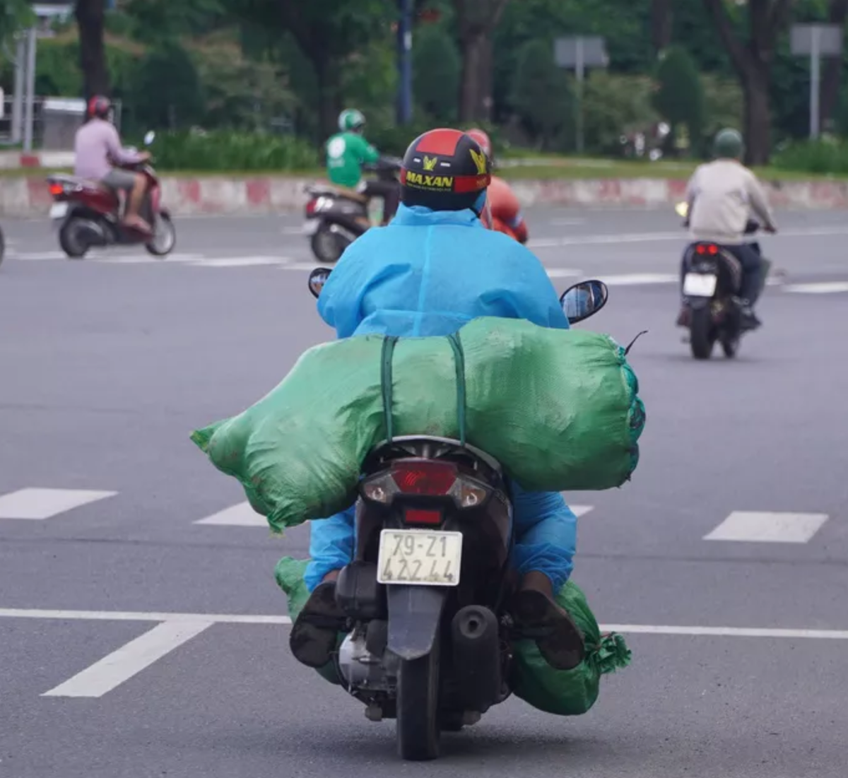 Duong pho TP HCM dong duc truoc gio “G” siet chat gian cach-Hinh-5