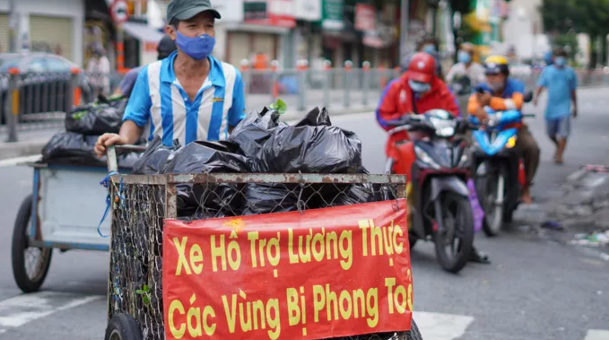 Duong pho TP HCM dong duc truoc gio “G” siet chat gian cach-Hinh-8