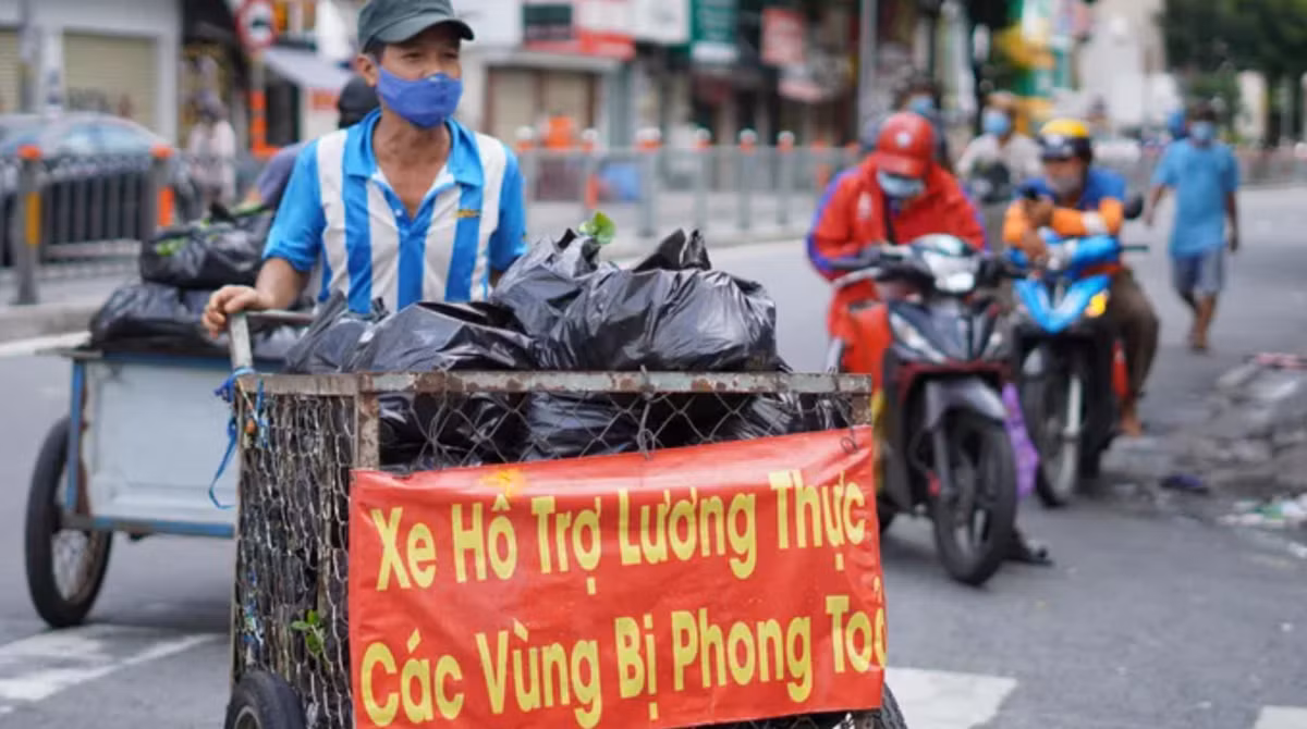 Duong pho TP HCM dong duc truoc gio “G” siet chat gian cach-Hinh-8