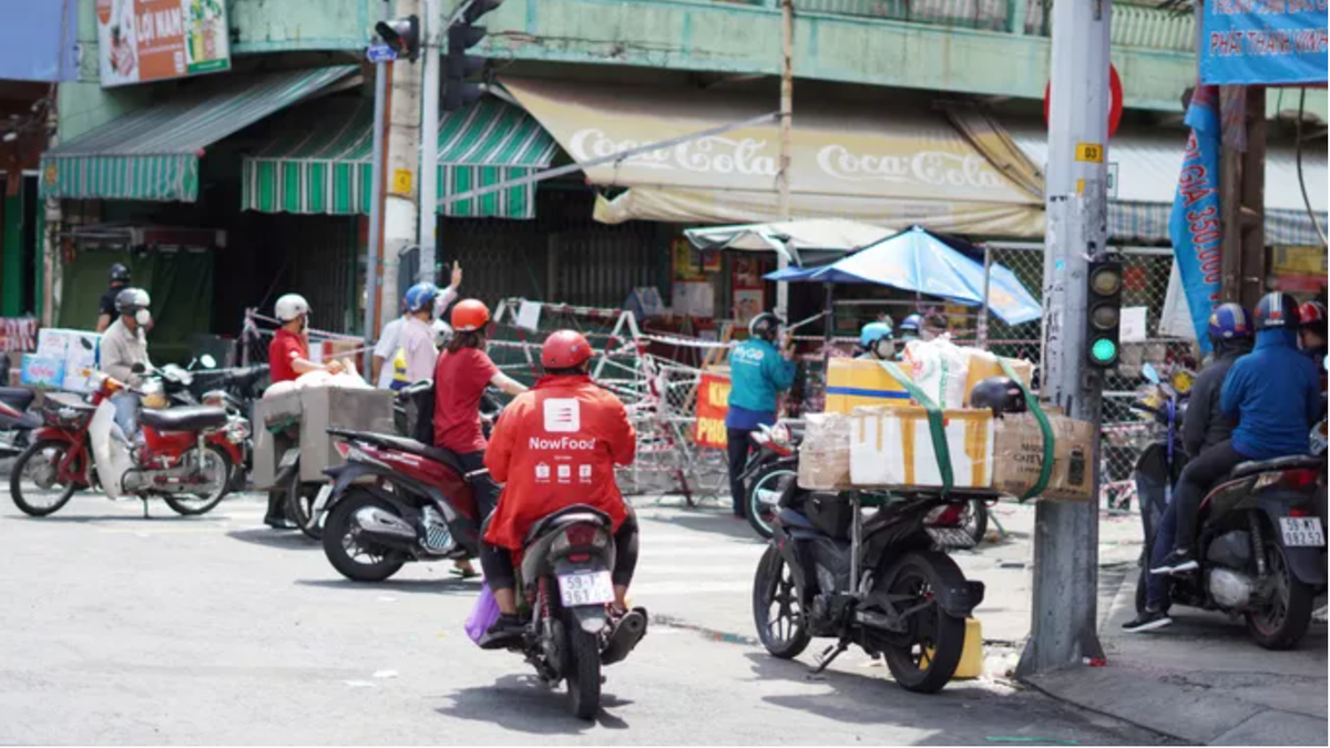 Duong pho TP HCM dong duc truoc gio “G” siet chat gian cach-Hinh-3