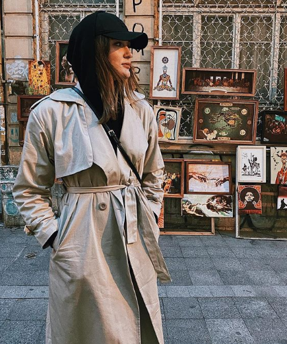 Zehra Gunes có gương mặt xinh đẹp, da sáng, mái tóc luôn được cột cao đầy vẻ năng động.