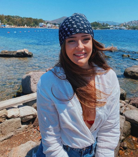 Zehra Gunes được gọi với biệt danh "nữ thần quốc dân" bởi nhan sắc thanh tú, ngọt ngào.