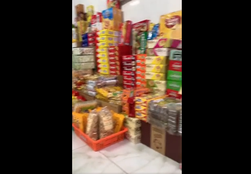 Xem đoạn clip TikTok mà cô gái này đăng tải, để dự trữ đồ ăn mùa dịch cô đã mua về rất nhiều bánh kẹo đủ loại, chất đầy một góc nhà.