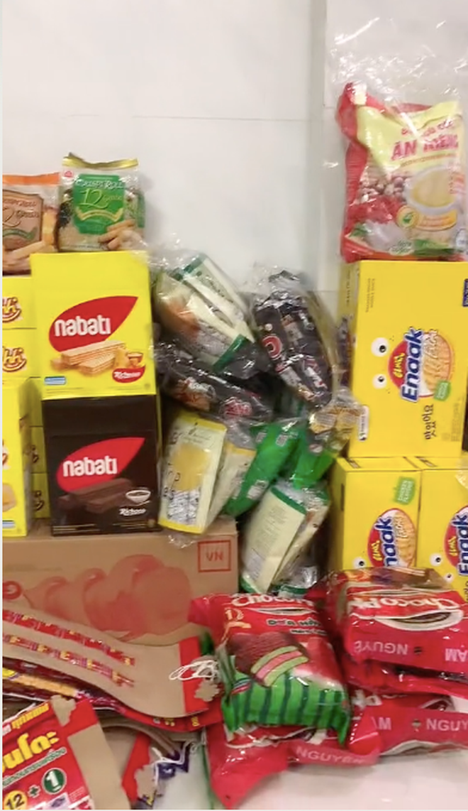 Bên cạnh những loại rau củ, thịt cá quen thuộc, nhiều người còn tranh thủ trữ luôn hàng tá món ăn vặt như trà sữa, trái cây, bánh kẹo… để nhâm nhi trong những ngày phải ở nhà giãn cách xã hội.