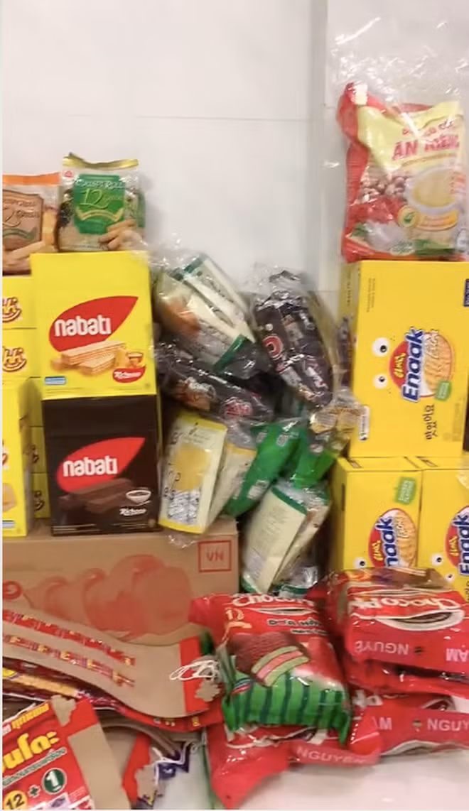 Bên cạnh những loại rau củ, thịt cá quen thuộc, nhiều người còn tranh thủ trữ luôn hàng tá món ăn vặt như trà sữa, trái cây, bánh kẹo… để nhâm nhi trong những ngày phải ở nhà giãn cách xã hội.