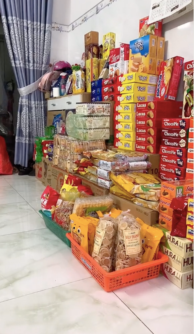 Số đồ ăn vặt mà cô gái này mua về nhiều đến nỗi có thể làm luôn được tiệm tạp hóa tại gia.