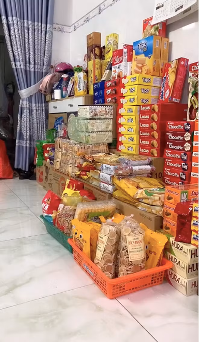 Số đồ ăn vặt mà cô gái này mua về nhiều đến nỗi có thể làm luôn được tiệm tạp hóa tại gia.