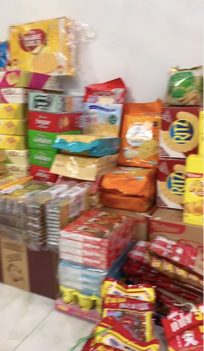 Khi được hỏi mua về dự trữ hay để bán hàng, cô gái khẳng định vì nhà đông người nên phải chuẩn bị nhiều bánh kẹo đến vậy để ăn qua mùa dịch, nếu còn dư thì đem chia bớt cho họ hàng xung quanh.