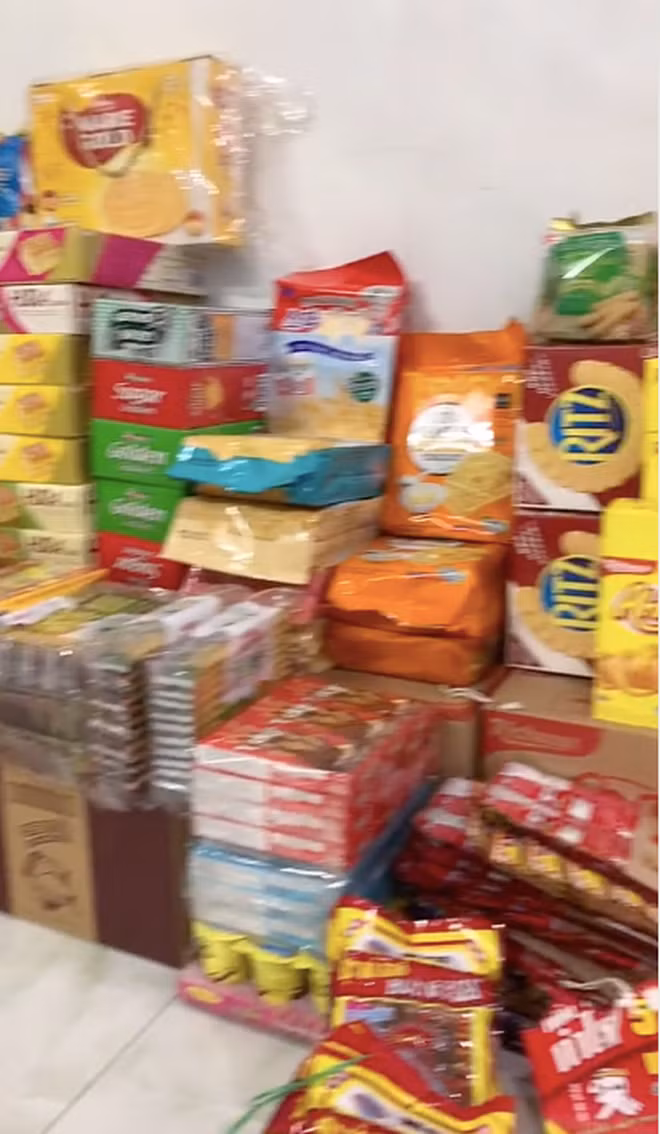 Khi được hỏi mua về dự trữ hay để bán hàng, cô gái khẳng định vì nhà đông người nên phải chuẩn bị nhiều bánh kẹo đến vậy để ăn qua mùa dịch, nếu còn dư thì đem chia bớt cho họ hàng xung quanh.