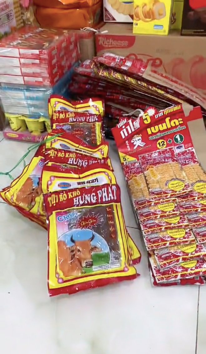 Dưới phần bình luận, netizen đã để lại nhiều ý kiến, phần lớn ai cũng trầm trồ trước màn tích trữ đồ ăn "khủng" như thế này: "Đã mấy tháng rồi mình chưa ăn bánh kẹo gì, nhìn cảnh này mà ghen tị chết!", "Chị gom nguyên cái siêu thị về nhà hả?",...