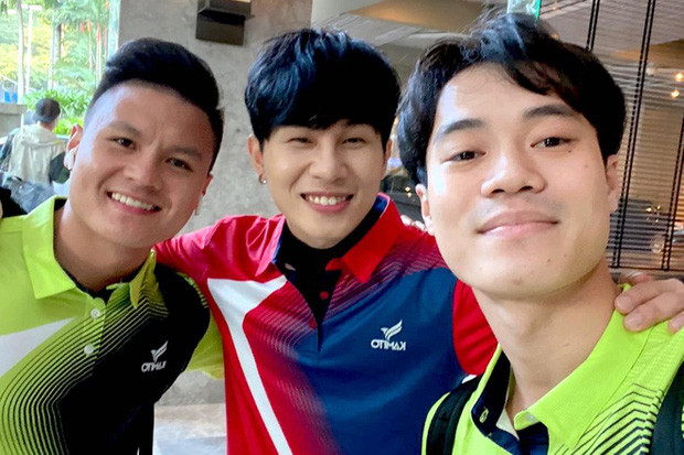 Giữa lúc cư dân mạng còn chưa kịp hóng hết chuyện, mới đây netizen lại tiếp tục phát hiện ra sự liên quan đầy thú vị giữa Jack và Quang Hải trong chuyện tình cảm của mình.