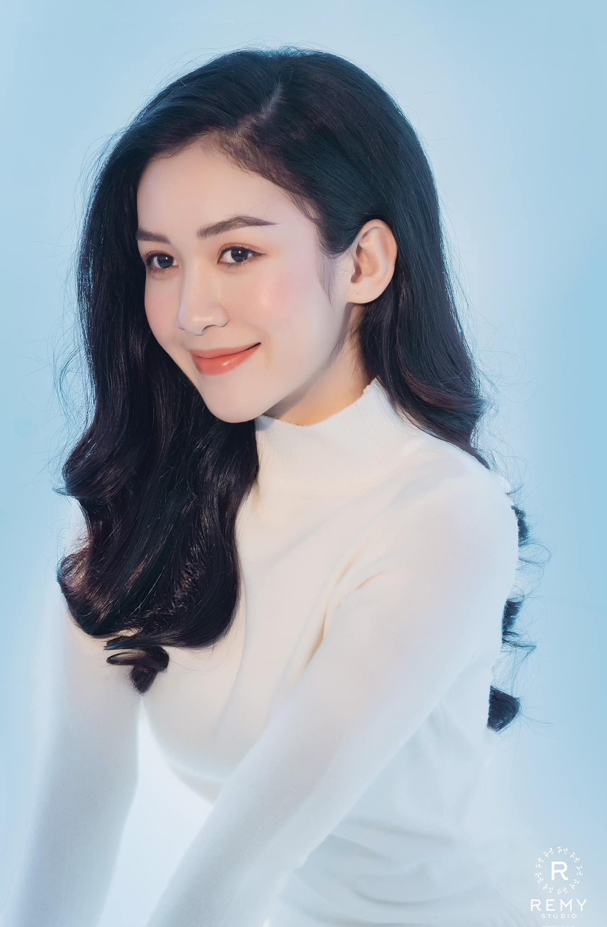 Mỹ Chi sở hữu gương mặt vô cùng xinh đẹp với sống mũi cao, đôi mắt to tròn cùng nụ cười quyến rũ.