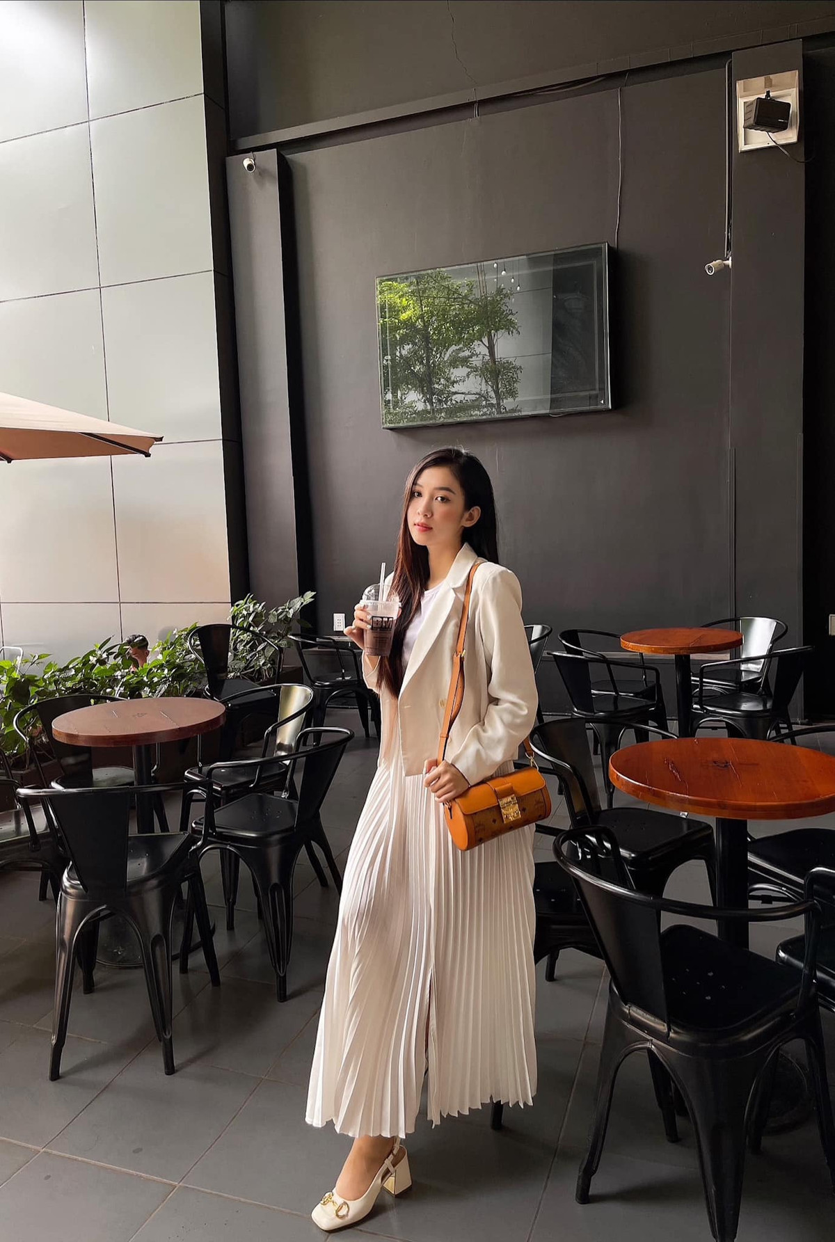 Trước khi đạt được danh hiệu trên, hot girl Phú Yên từng tham dự nhiều cuộc thi khác như top 5 Miss MUCE Open - Miss áo dài 2017, top 8 Hoa khôi Nguyên Tiêu 2019...