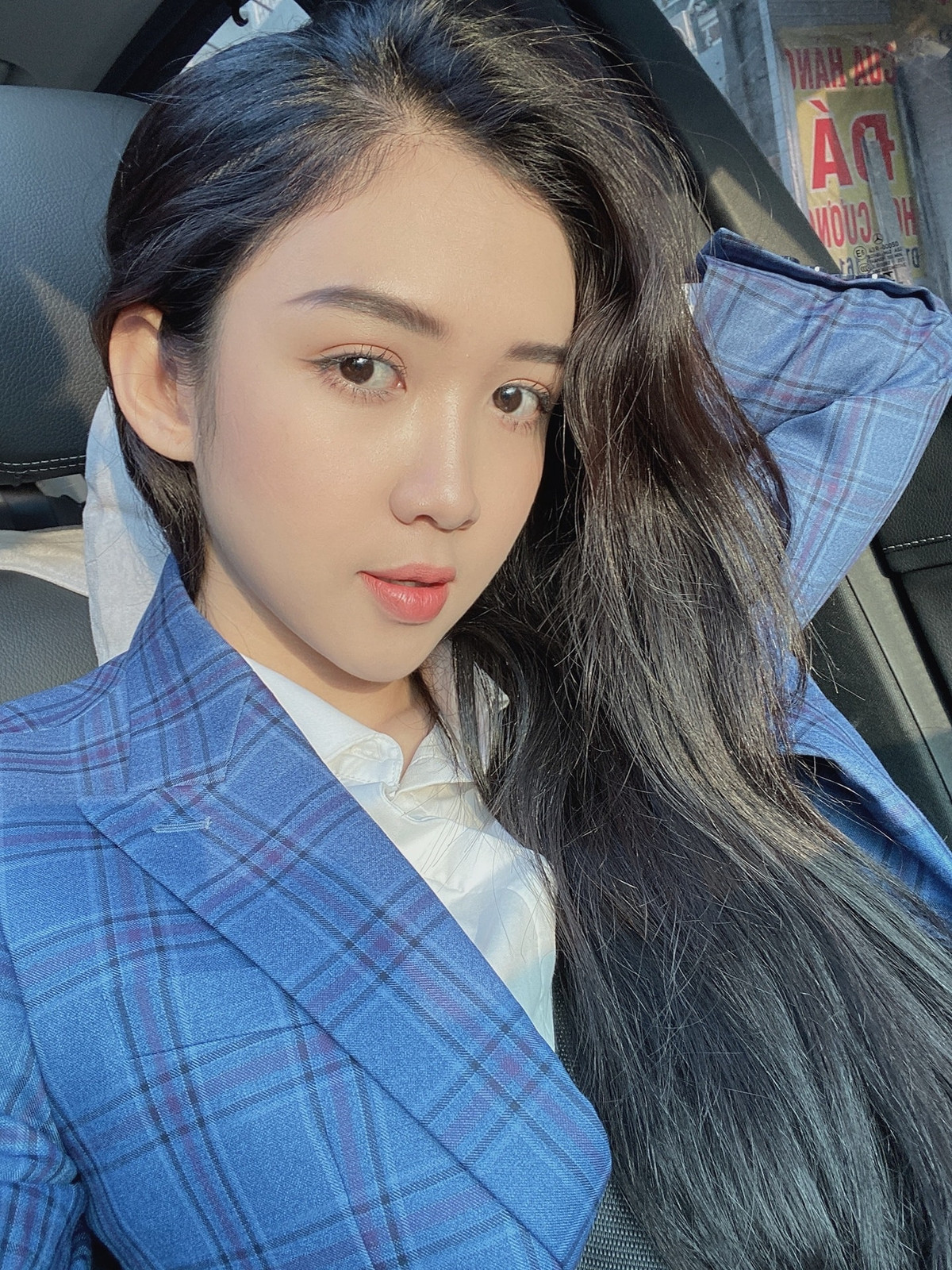 Sau khi đạt giải Hoa khôi, những hình ảnh của nàng hot girl 10x được chia sẻ trên nhiều diễn đàn mạng xã hội. Cô được khen ngợi về nhan sắc và phong cách tự tin.