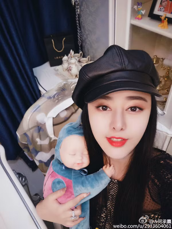 Cô nàng dành trọn 8 năm từ lúc 15 tuổi đến 23 tuổi và số tiền hơn 8 triệu NDT (hơn 28 tỷ VND) để phẫu thuật thay đổi hoàn toàn gương mặt mình.