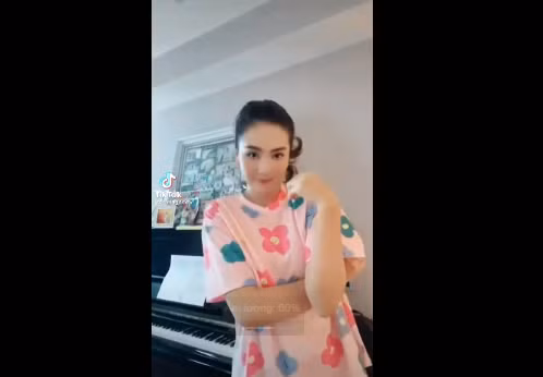 Trước đó, hình ảnh Mai Ngọc mặc đồ ở nhà và quay clip TikTok từng khiến netizen "dậy sóng".