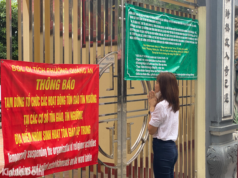 Một người dân đứng vái vọng ngay ngoài cửa phủ Tây Hồ.