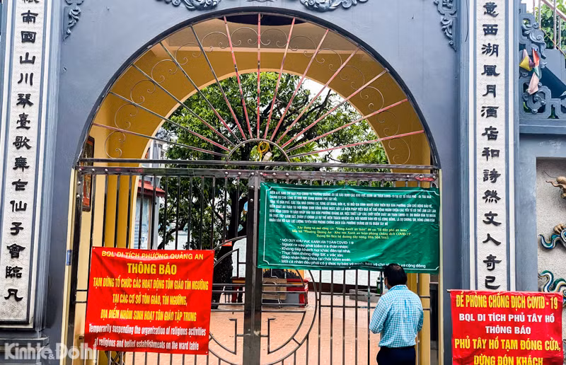 Tuy nhiên, theo ghi nhận vẫn có lác đác người dân đến cổng phủ vái vọng vào phía bên trong phủ Tây Hồ sáng ngày 22/8.