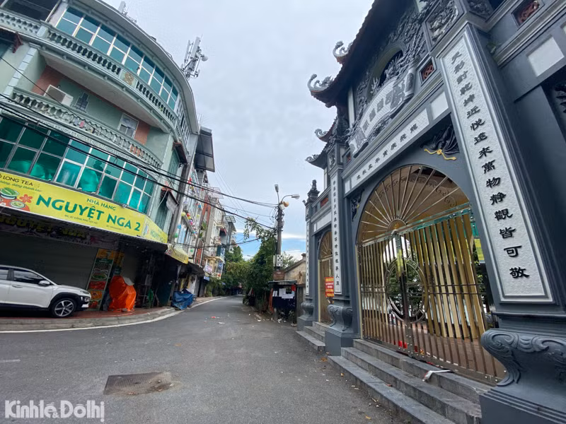 Vắng vẻ là điều dễ hiểu khi phủ Tây Hồ không mở cửa, hàng quán đóng không bán hàng.