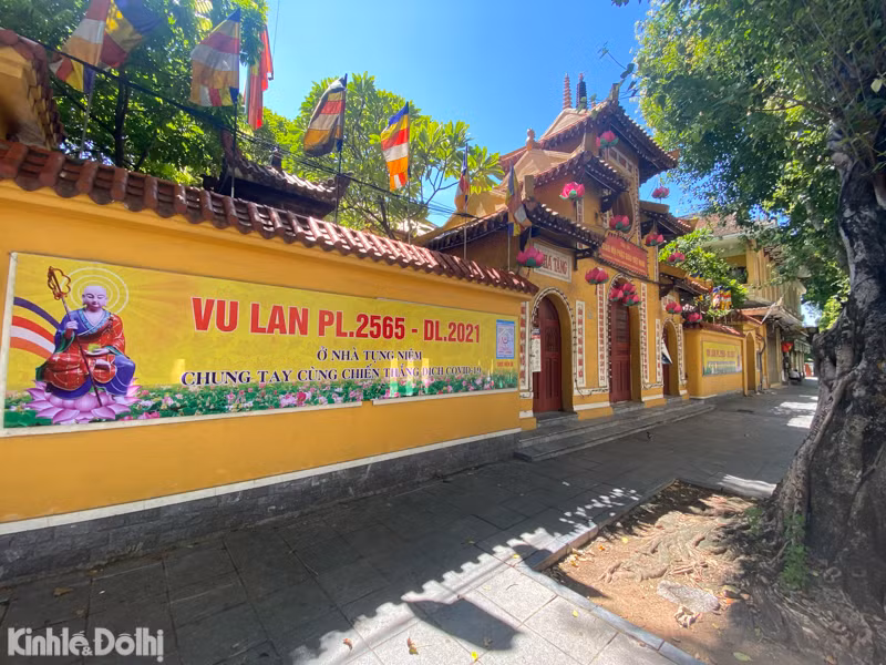 Không chỉ trong chính ngày Rằm tháng 7 Âm lịch, trước đó hình ảnh vắng vẻ tại chùa Quán Sứ cũng diễn ra, ngay cả khi các chùa thỉnh chuông, tụng kinh dịp lễ Vu Lan