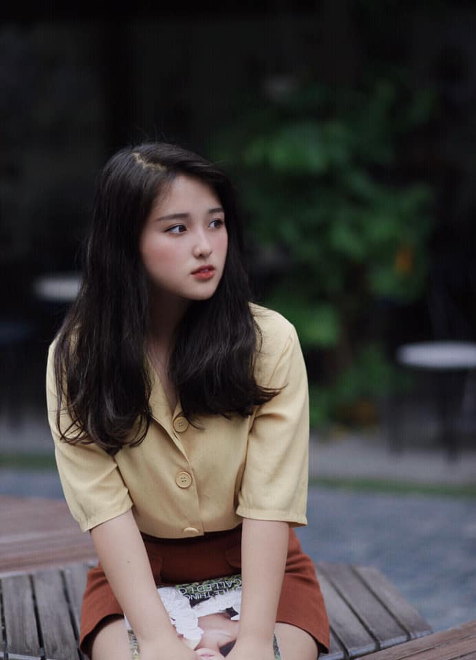 Cô Nga được các học trò nhận xét là trẻ trung, xinh xắn, bài giảng cuốn hút, dễ hiểu lại còn chịu tương tác với các học sinh.