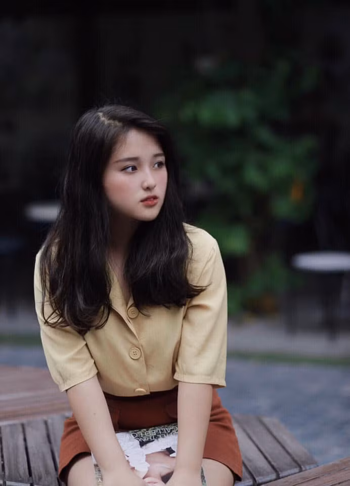 Cô Nga được các học trò nhận xét là trẻ trung, xinh xắn, bài giảng cuốn hút, dễ hiểu lại còn chịu tương tác với các học sinh.