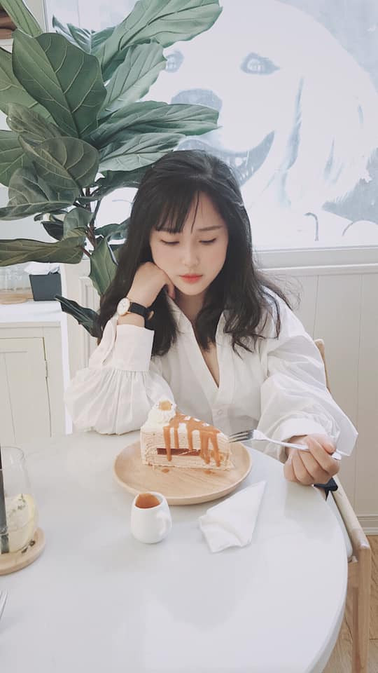 Với nhiều lợi thế hơn hẳn cô giáo Minh Thu, Thanh Nga hứa hẹn sẽ là nhân vật "soán ngôi" trên MXH trong thời gian tới.