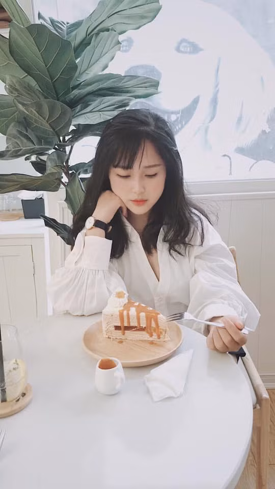 Với nhiều lợi thế hơn hẳn cô giáo Minh Thu, Thanh Nga hứa hẹn sẽ là nhân vật "soán ngôi" trên MXH trong thời gian tới.