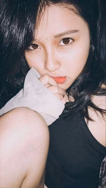 Theo cư dân mạng đánh giá, cô giáo Thanh Nga có nhiều điểm "ăn đứt" cô Minh Thu. Riêng về khoản nhan sắc thì Thanh Nga hoàn toàn hơn hẳn cô giáo Minh Thu trước đó.