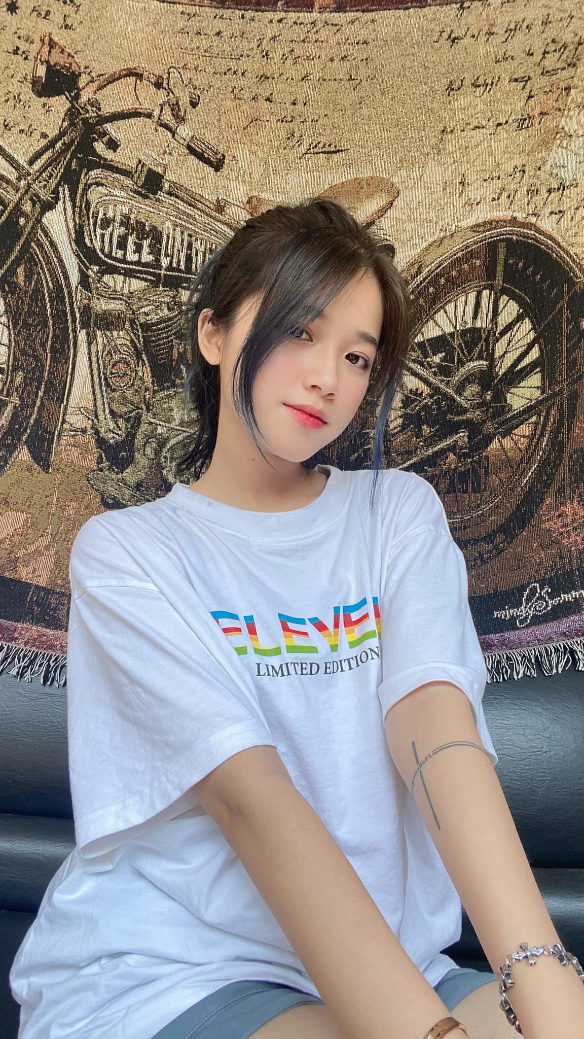 Cô nàng được nhiều bạn trẻ yêu mến nhờ phong cách ăn mặc đa dạng, ấn tượng.