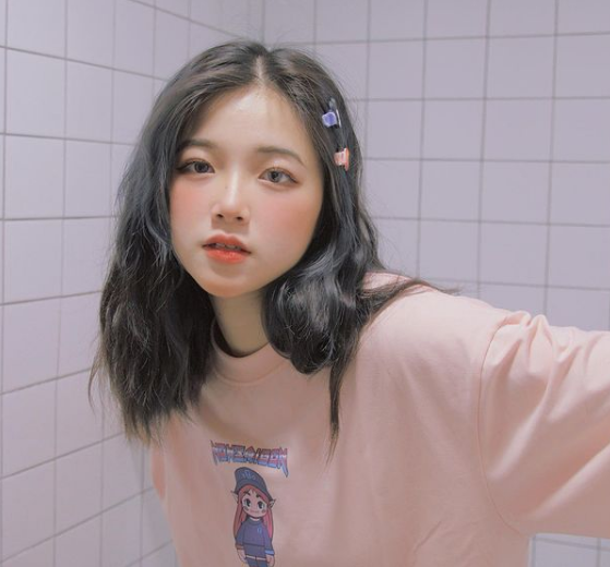 Khánh Ly tự tin theo đuổi phong cách mà mình muốn, ăn mặc có phần táo bạo hơn nhưng không hề phản cảm.