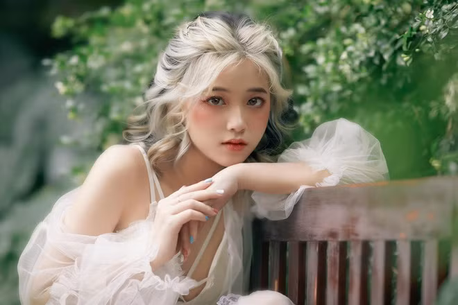 Sở hữu ngoại hình ưa nhìn, Khánh Ly thử sức với vai trò của một người mẫu ảnh tự do, quảng cáo.