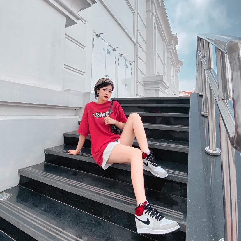 Khánh Ly cũng là cô bạn được báo chí Trung Quốc khen ngợi vì nhan sắc xinh đẹp. Nội dung bài đã khen ngợi ngoại hình của Khánh Ly hết lời, đồng thời tiết lộ việc cô bạn từng đăng ảnh với caption tiếng Trung gây chú ý.