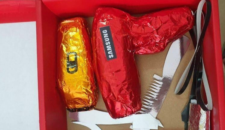 Máy sấy tóc, dao cạo râu, lược, kéo, đều có đầy đủ đúng chuẩn trend "trần sao âm vậy".