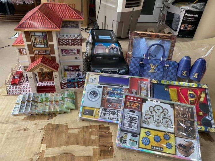 Nhiều gia đình vẫn cầu kỳ mua vàng mã là nhà lầu, siêu xe để cúng.