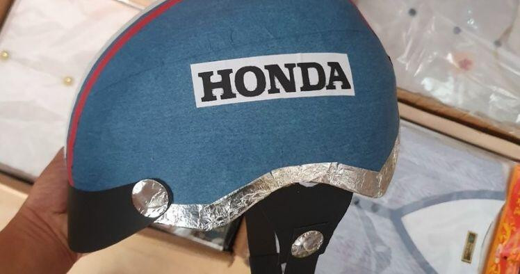 Bên cạnh những mẫu mã cơ bản như quần áo, tiền vàng thì giờ đây các cơ sở sản xuất vàng mã còn sáng tạo ra vô vàn mặt hàng đa dạng trong đợt rằm tháng 7 năm nay.