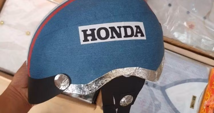 Bên cạnh những mẫu mã cơ bản như quần áo, tiền vàng thì giờ đây các cơ sở sản xuất vàng mã còn sáng tạo ra vô vàn mặt hàng đa dạng trong đợt rằm tháng 7 năm nay.