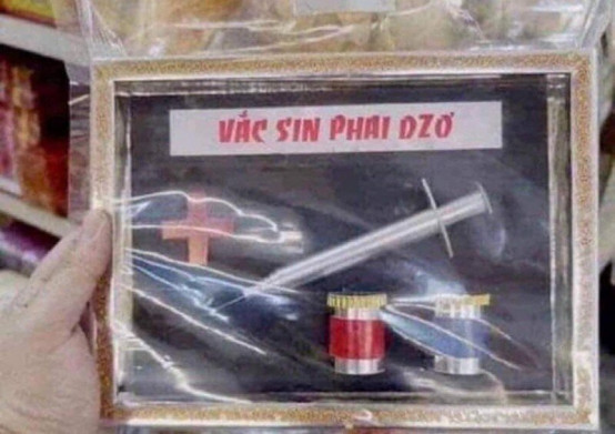  Rằm tháng 7 đã tới và cũng vào thời điểm này, thị trường vàng mã trên khắp cả nước cũng trở nên sôi nổi vô cùng. Đáng chú ý, đồ vàng mã năm nay có sự xuất hiện của nhiều sản phẩm độc đáo. Trong đó phải kể đến hàng mã là vắc xin Pfizer.